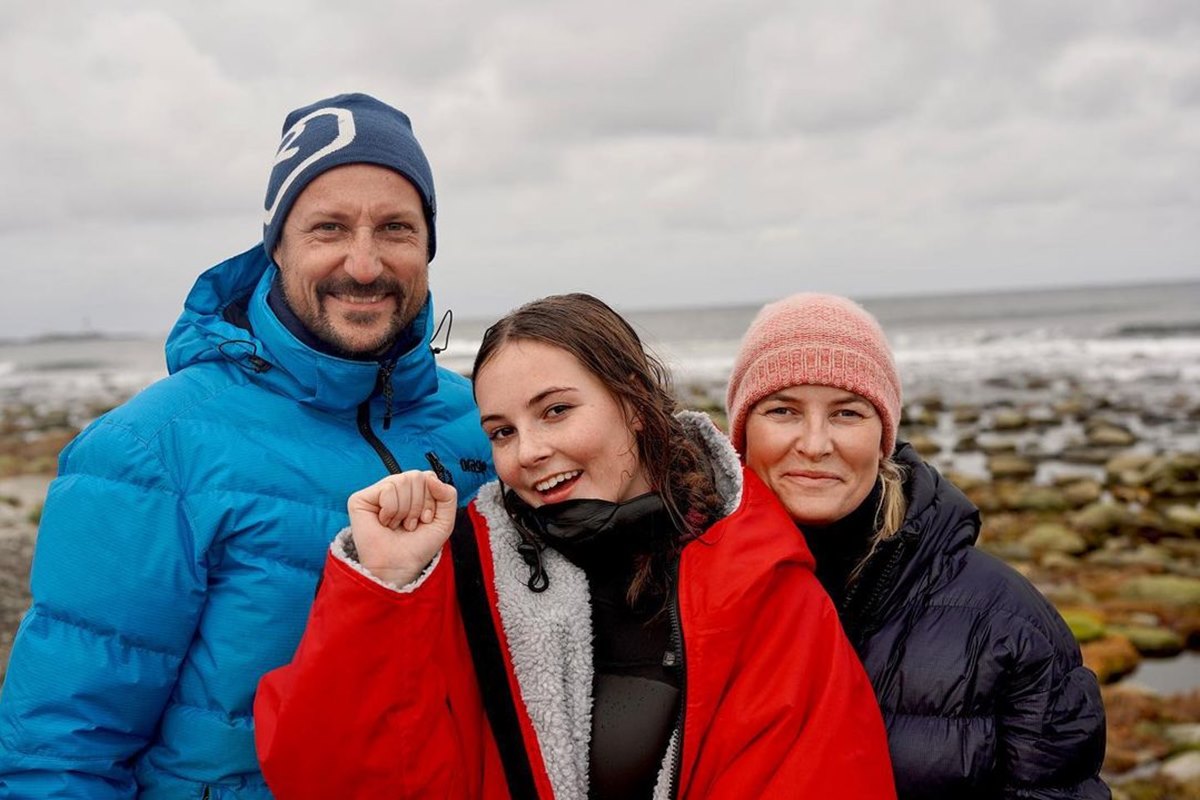 Príncipe herdeiro Haakon, princesa Ingrid Alexandra e a mãe, Mette-Merit