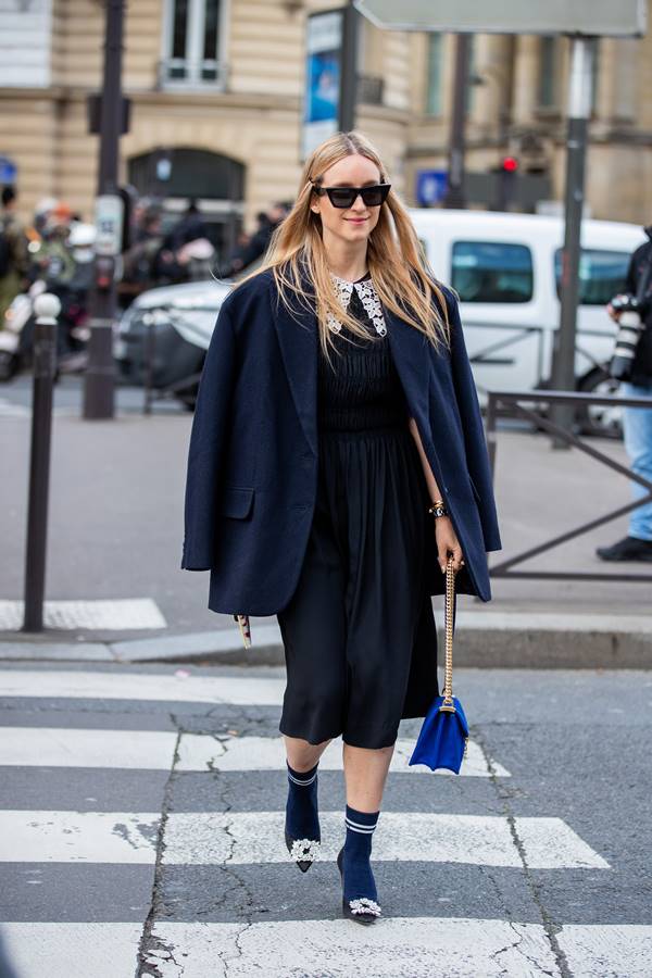 Charlotte Groeneveld com look preto e azul-marinho