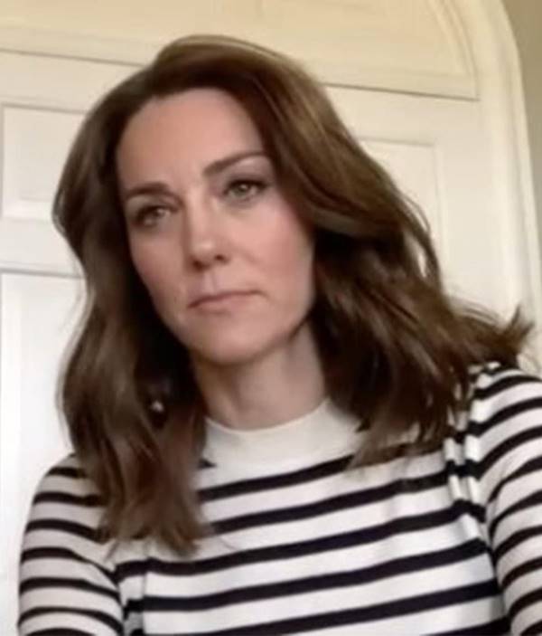 Kate Middleton com blusa listrada em entrevista à BBC