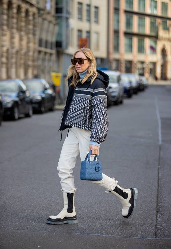 Sonia Lyson com as Tire Boots, da Bottega Veneta