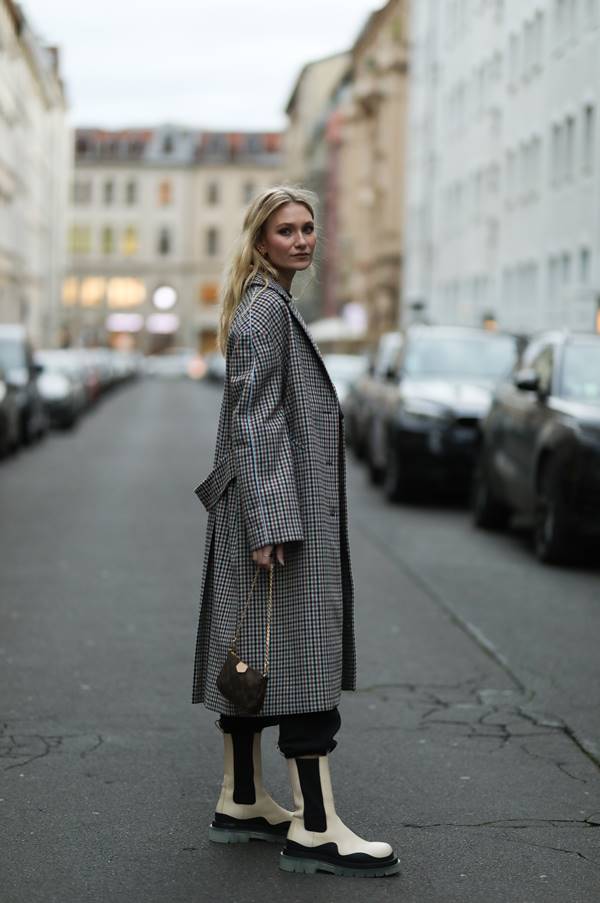 Carolin Niemczyk com as Tire Boots, da Bottega Veneta