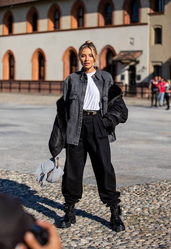 Veronica Ferraro com as Monolith Boots, da Prada