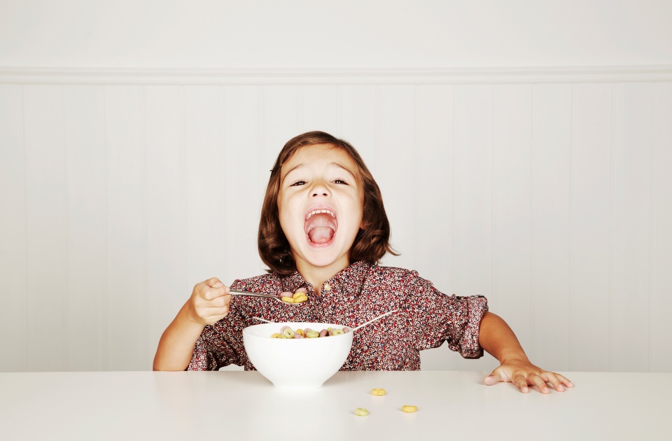 menina comendo cereais