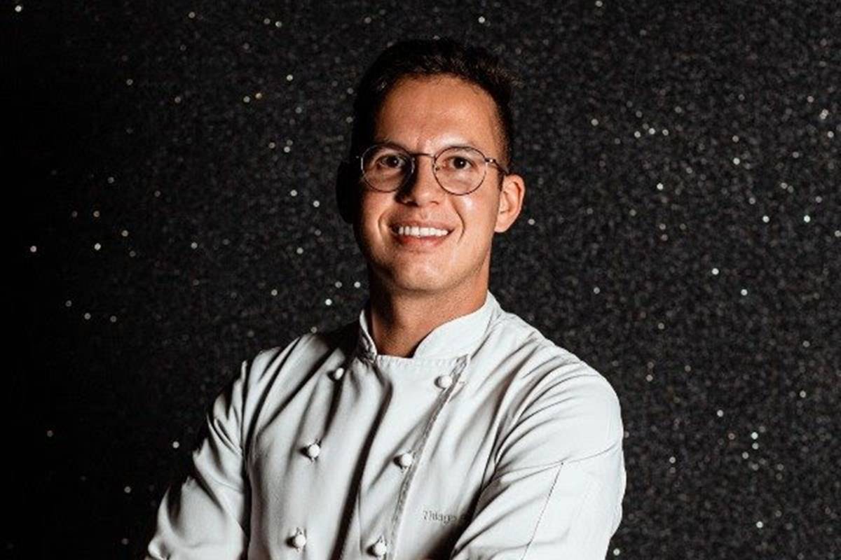 Chef Thiago Paraiso, homem ao centro da foto de dolmã