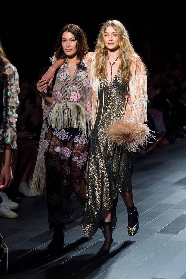 Bella e Gigi Hadid na passarela da marca Anna Sui