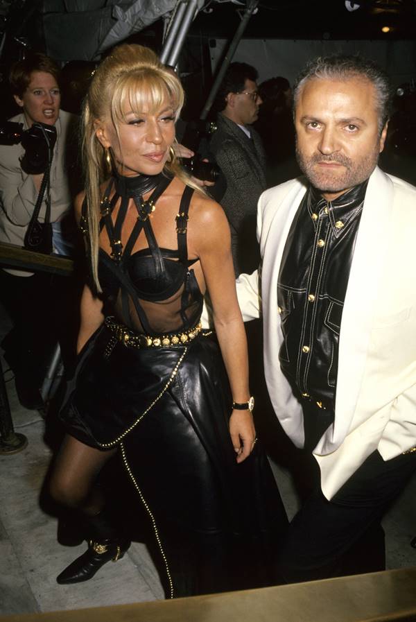 Donatella e Gianni Versace de mãos dadas