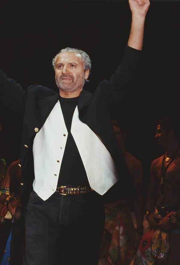 Gianni Versace, na passarela, em 1996