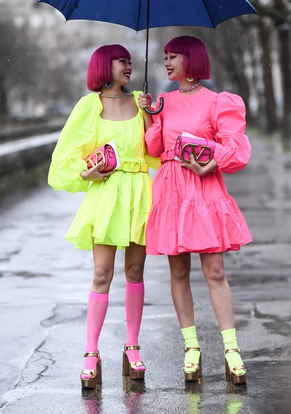 Ami e Aya Suzuki no street style de Paris