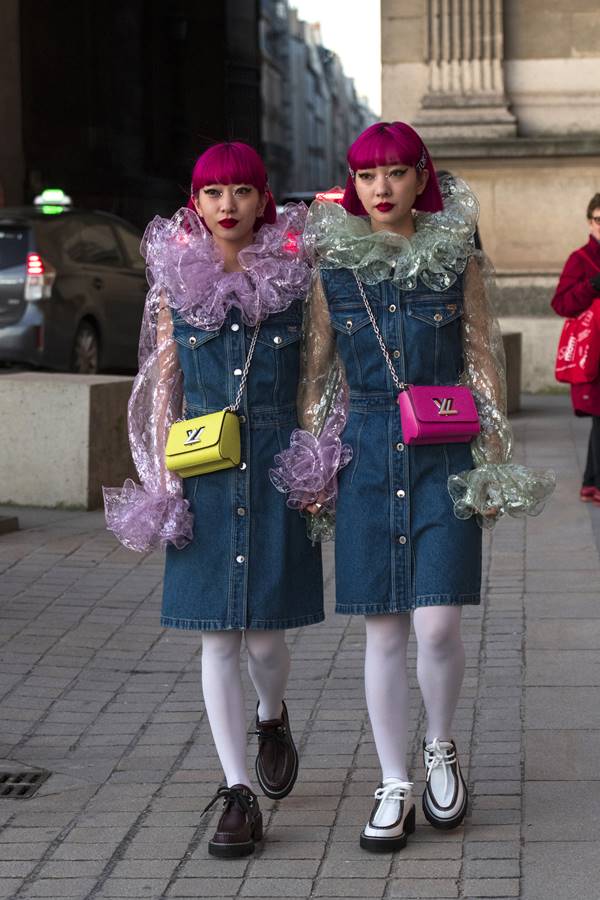 Ami e Aya Suzuki no street style de Paris