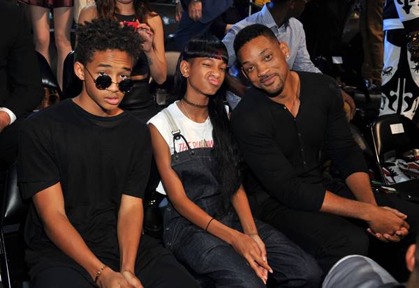 Jaden Smith, Willow Smith e Will Smith em plateia