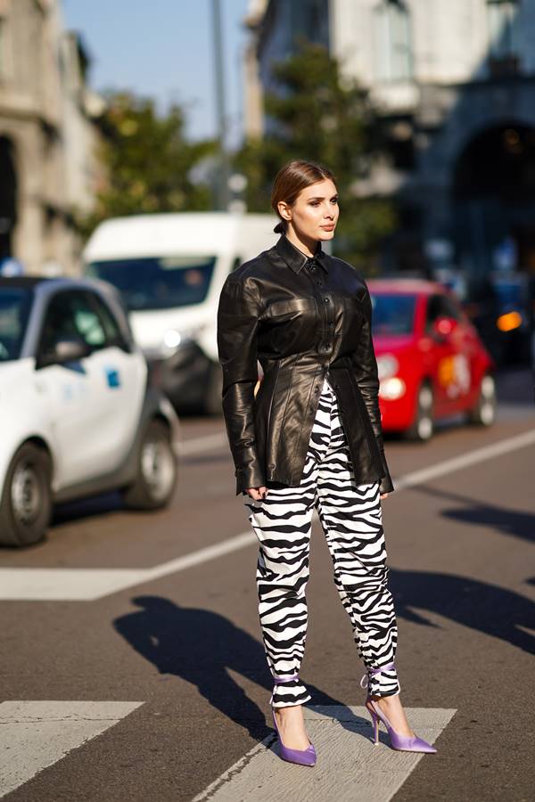 Look de street style com estampa de zebra