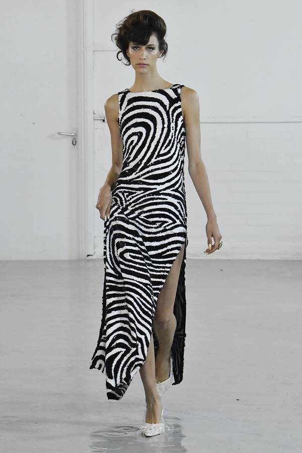 Look com estampa de zebra na passarela