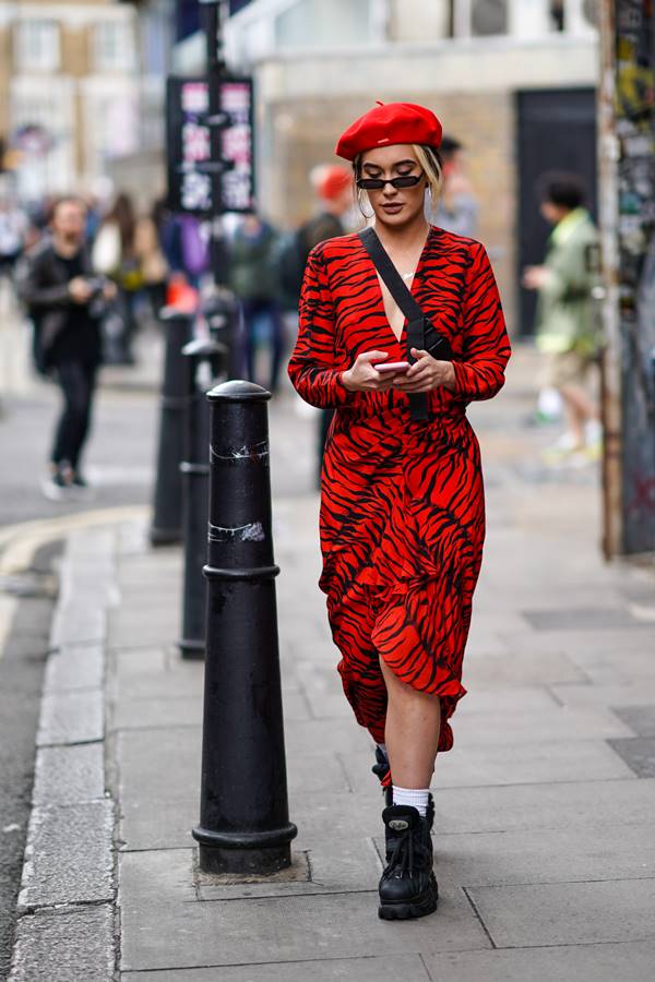 Look de street style com estampa de zebra colorida