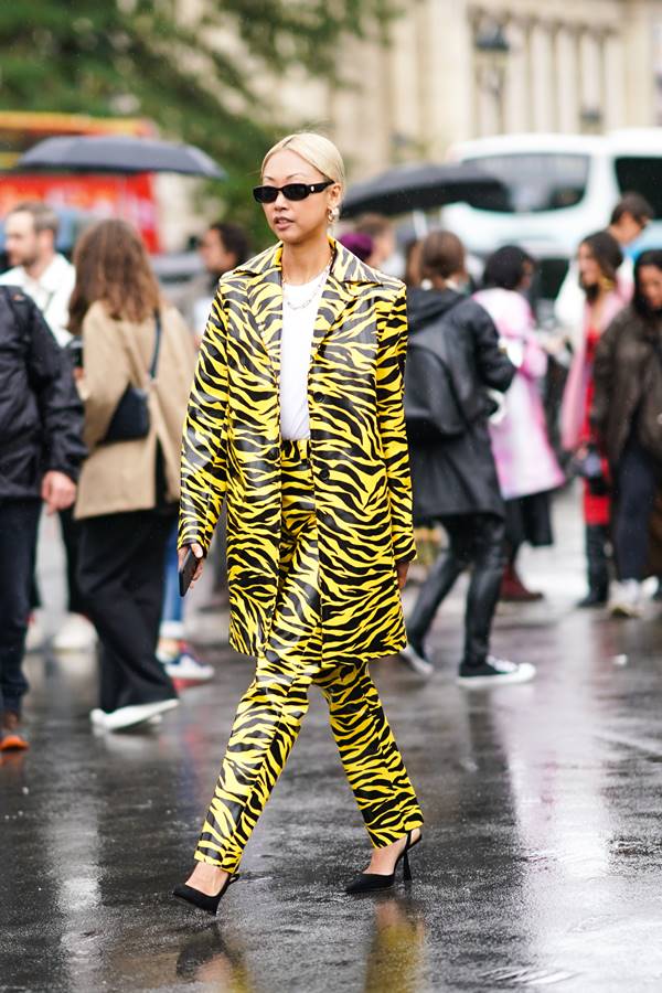 Look de street style com estampa de zebra colorida