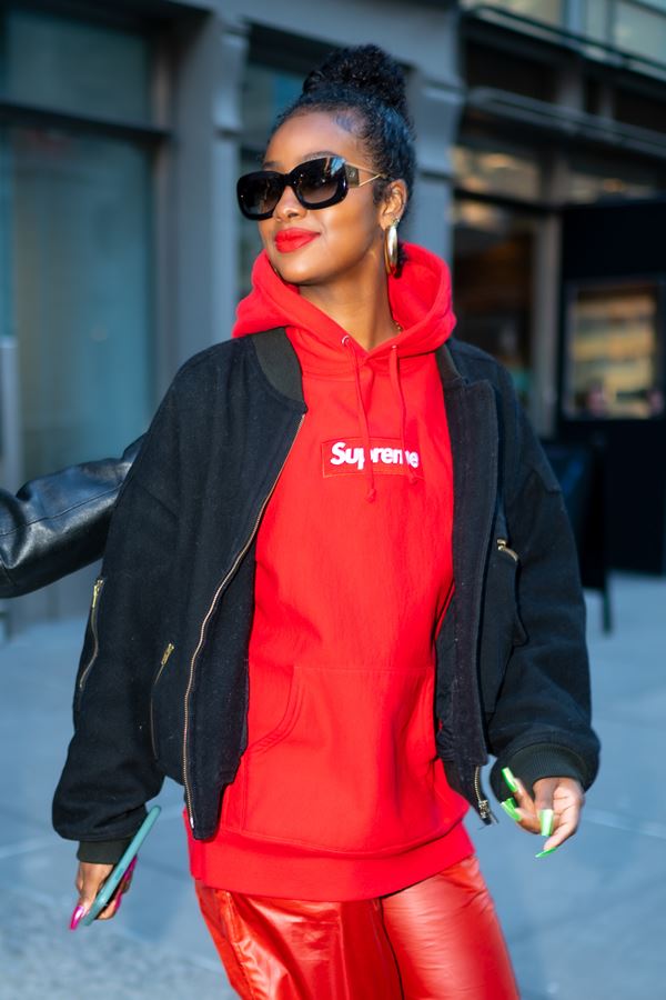 Justine Skye com casaco supreme