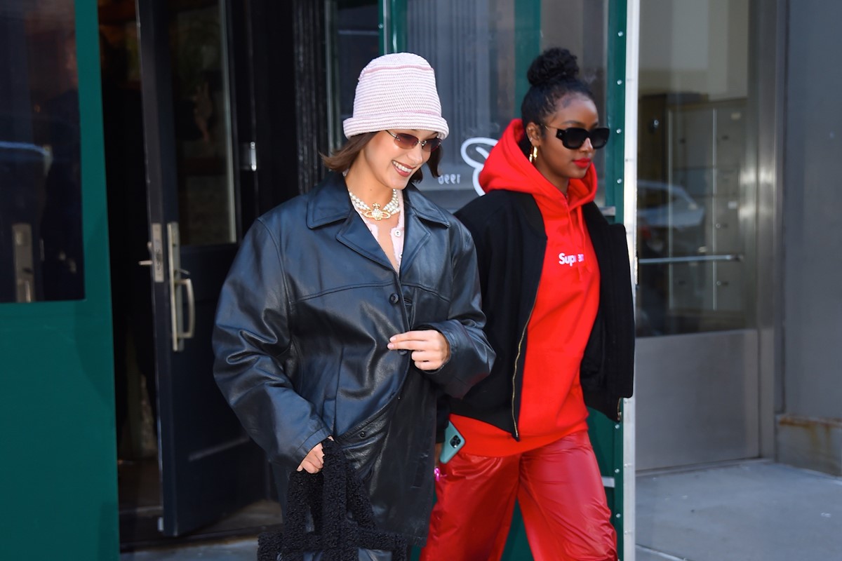 Justine Skye e Bella Hadid com peças streetwear