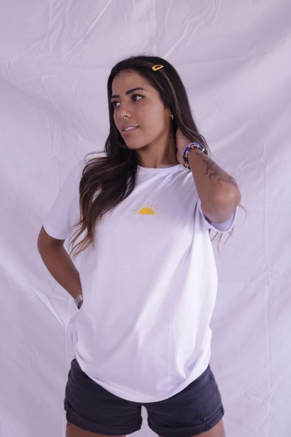 Modelo com camiseta LUMAS