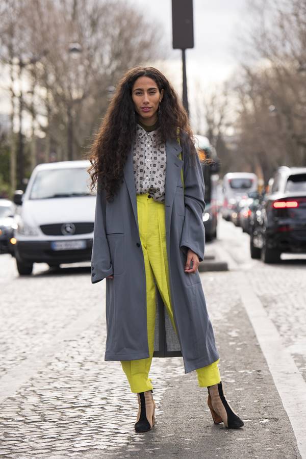 Look de street style com as cores amarelo e cinza