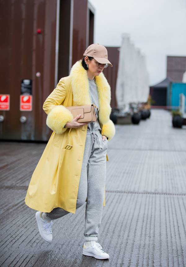 Look de street style com as cores amarelo e cinza