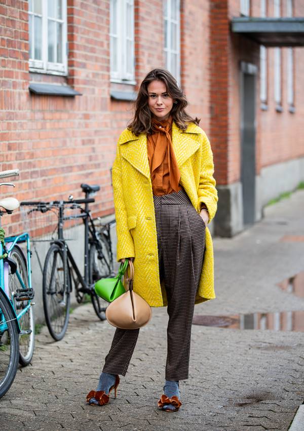 Look de street style com as cores amarelo e cinza