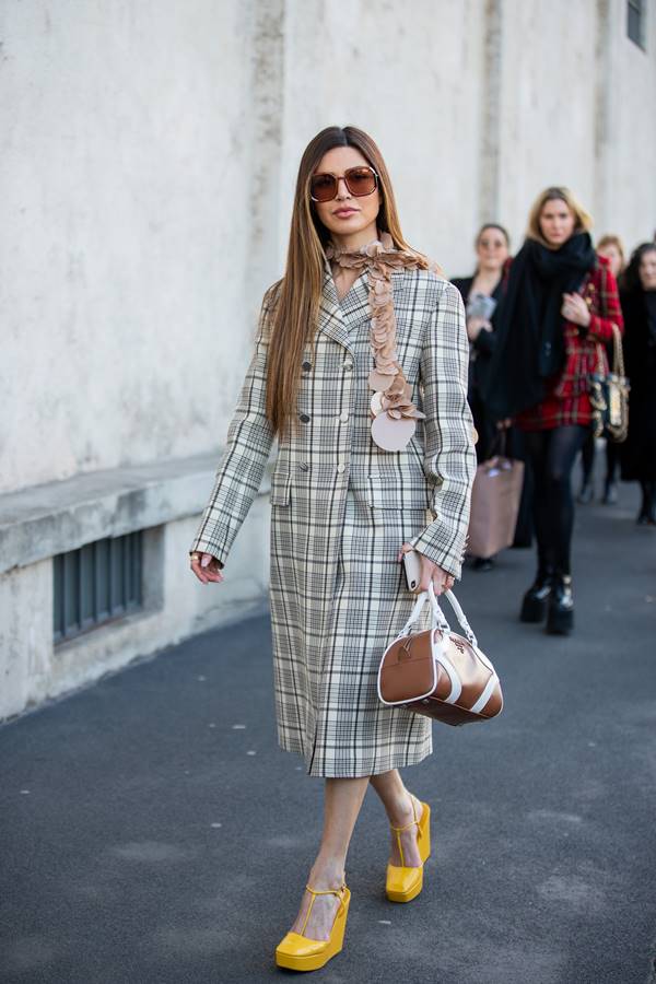 Look de street style com as cores amarelo e cinza