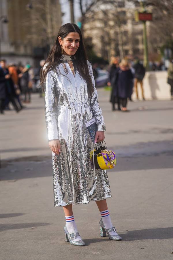 Look de street style com as cores amarelo e cinza