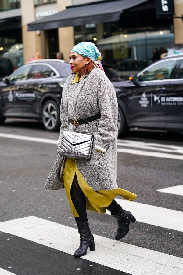 Look de street style com as cores amarelo e cinza