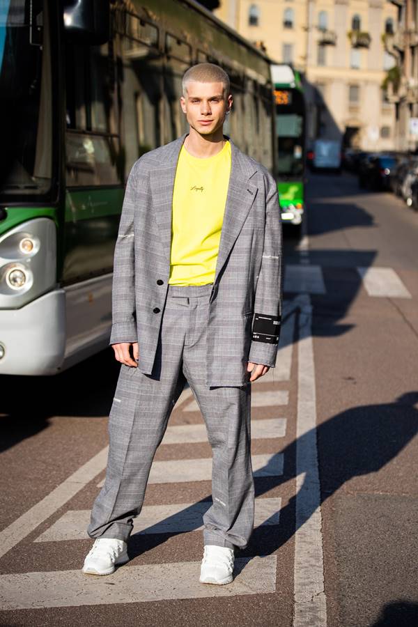 Look de street style com as cores amarelo e cinza