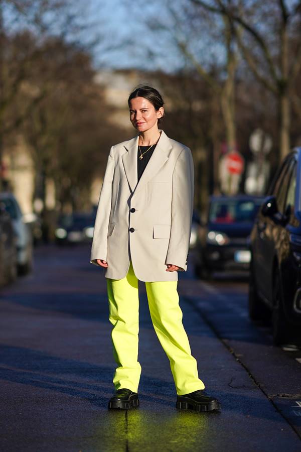 Look de street style com as cores amarelo e cinza