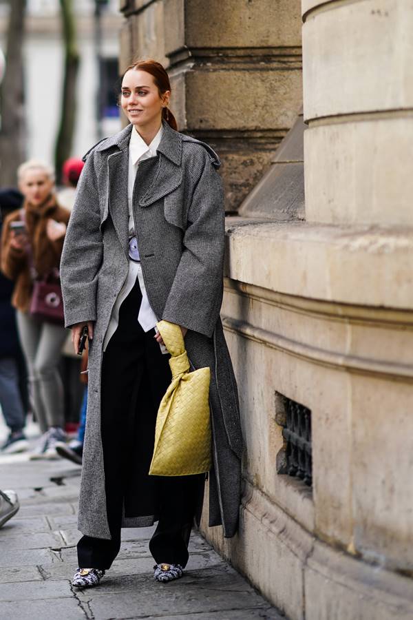 Look de street style com as cores amarelo e cinza