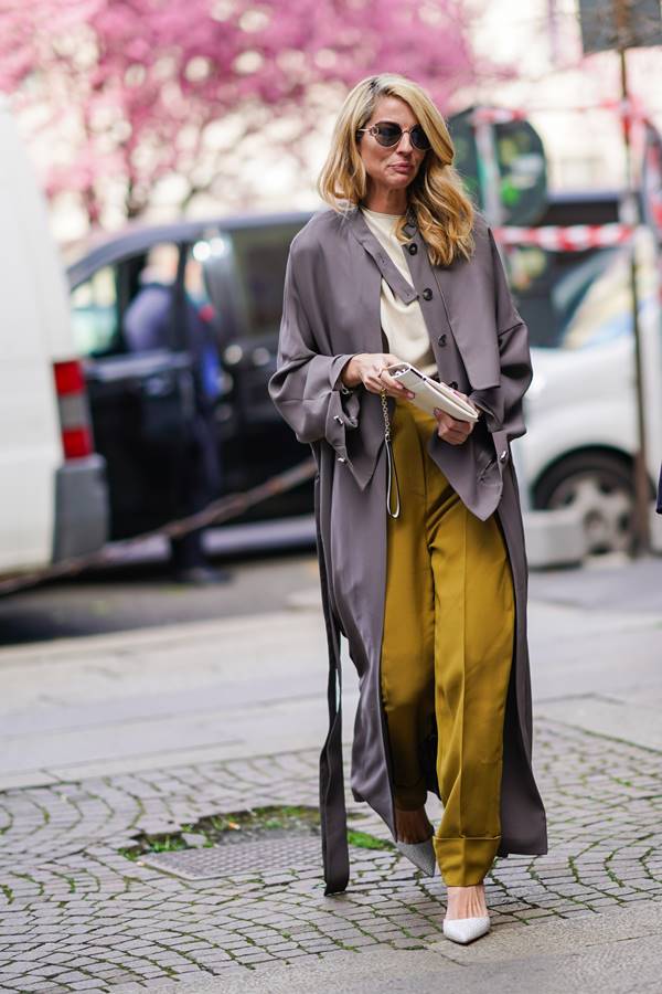 Look de street style com as cores amarelo e cinza