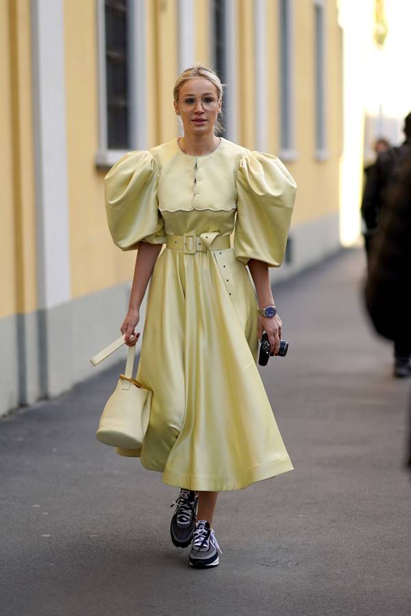 Look de street style com as cores amarelo e cinza