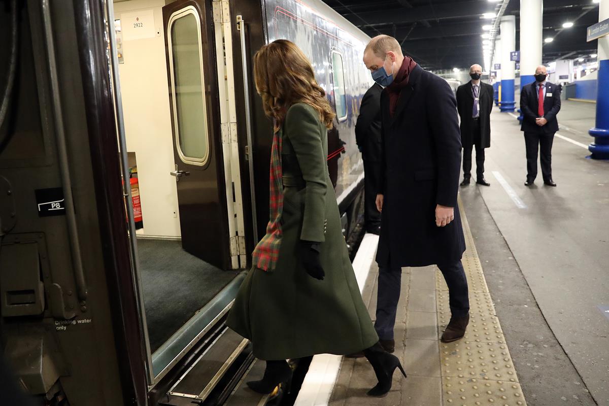 Kate Middleton e príncipe William no British Royal Train - Trem Real