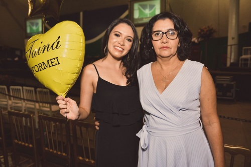 mãe e filha segurando um balão