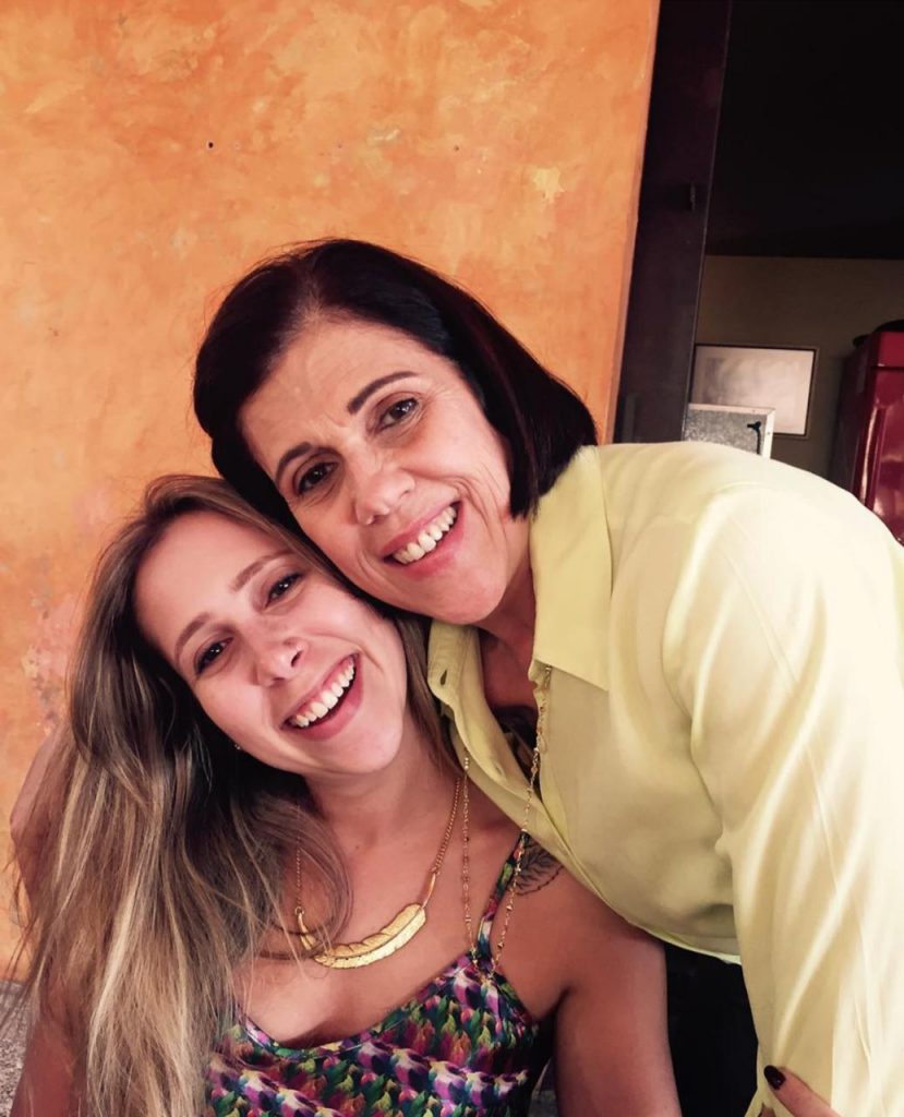 mãe e filha sorrindo