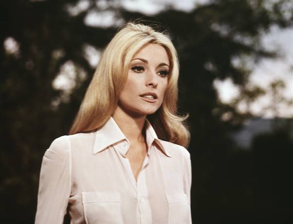 Atriz Sharon Tate usando camisa branca