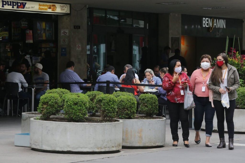 Movimento em restaurantes de São Paulo