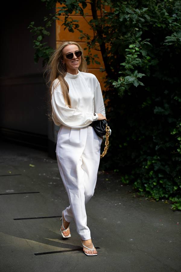 Camisa branca em look de street style