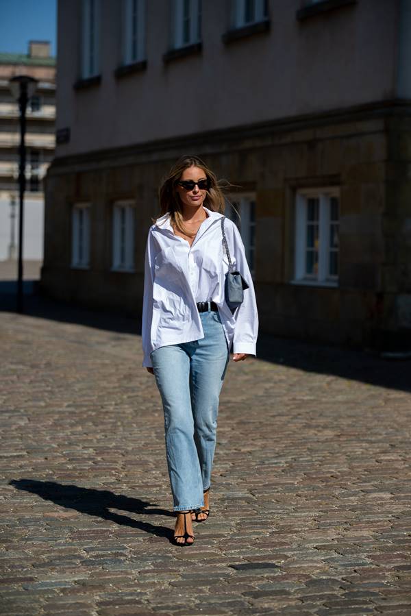 Camisa branca em look de street style