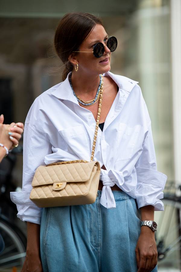 Camisa branca em look de street style