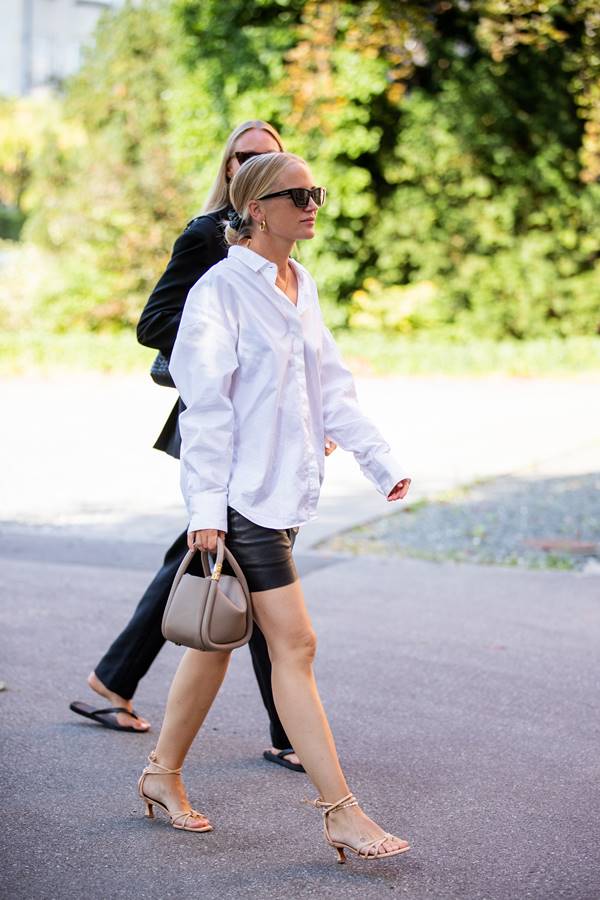 Camisa branca em look de street style