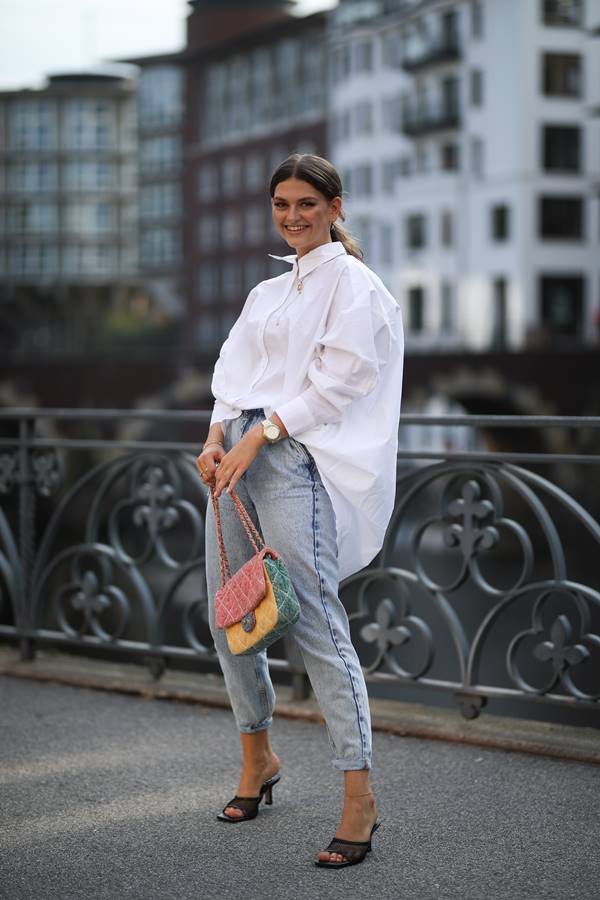 Camisa branca em look de street style