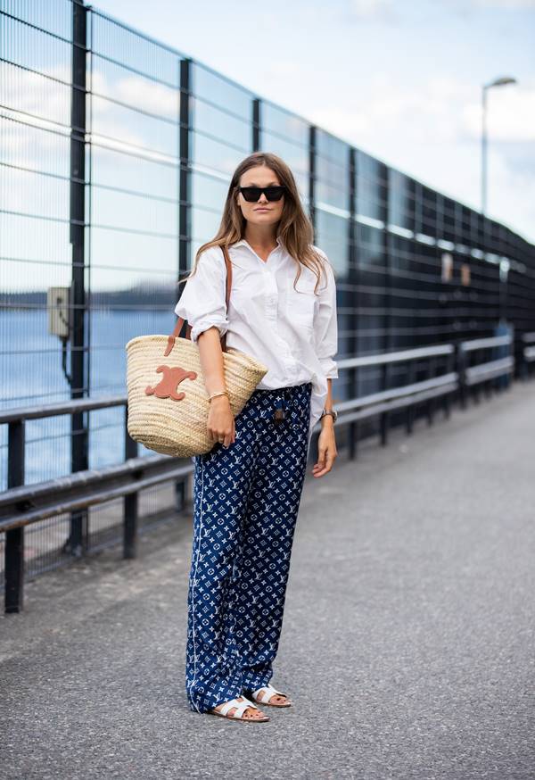 Camisa branca em look de street style