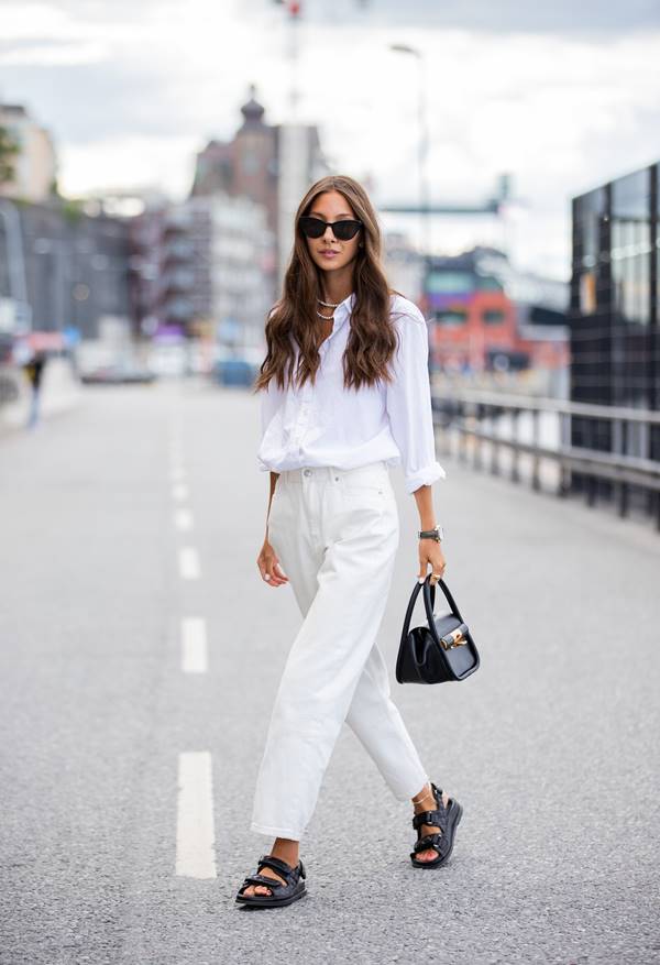 Camisa branca em look de street style