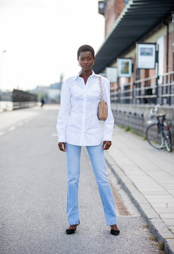 Camisa branca em look de street style