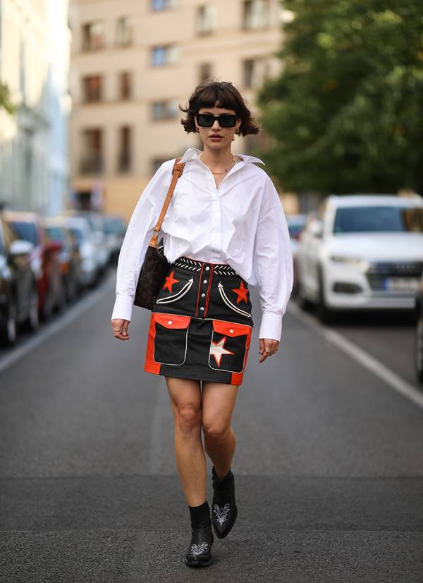 Camisa branca em look de street style