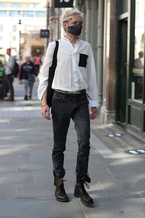 Camisa branca em look de street style