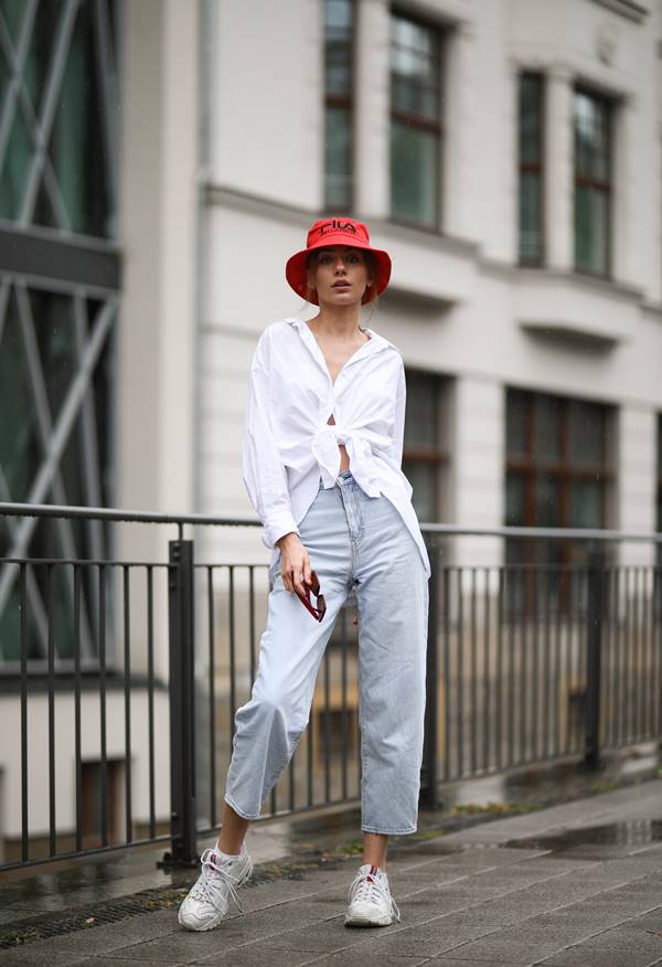 Camisa branca em look de street style