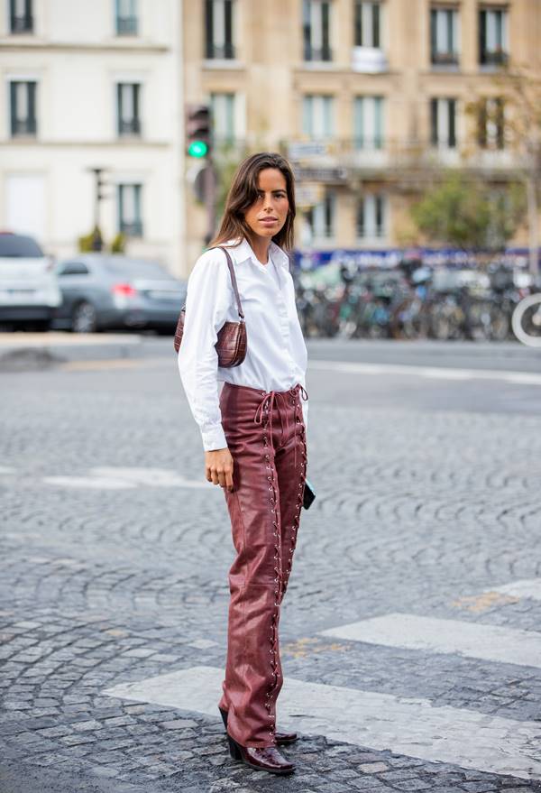 Camisa branca em look de street style