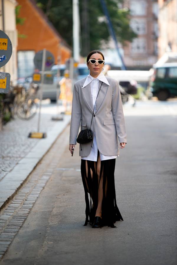 Camisa branca e blazer no street style